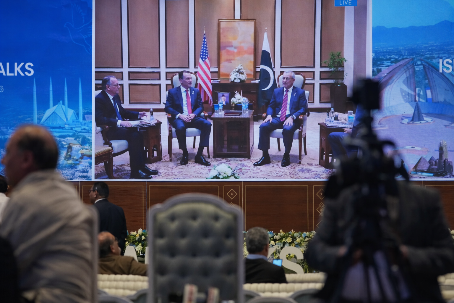 সরাসরি আলোচনায় যুক্তরাষ্ট্র ও ইরান, কূটনীতিতে নতুন মোড়